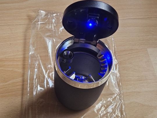 Seametal LED autós hamutartó hamutál popup fedéllel