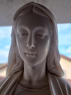 Segítő Szűz Mária márvány szobor