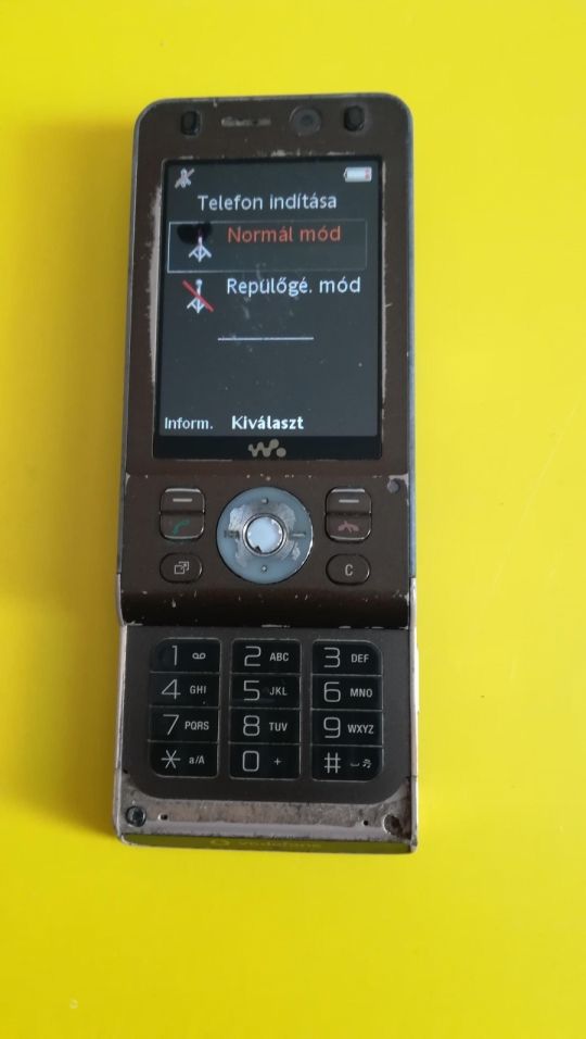 Sony-Ericcson   W910i mobil töltést nem veszi, bekapcsol