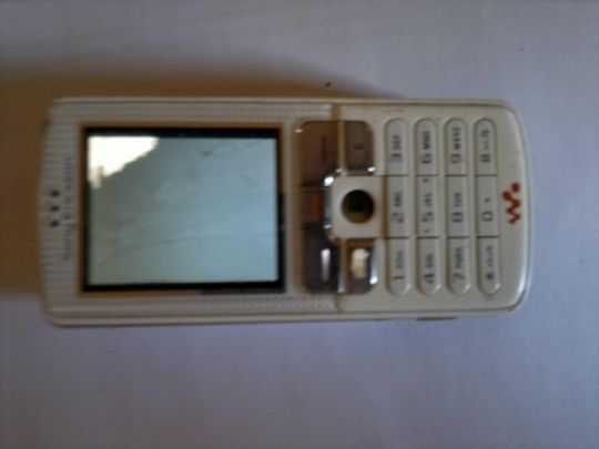 Sony ericsson d750 telefon eladó  törött kijelzős, gombsor
