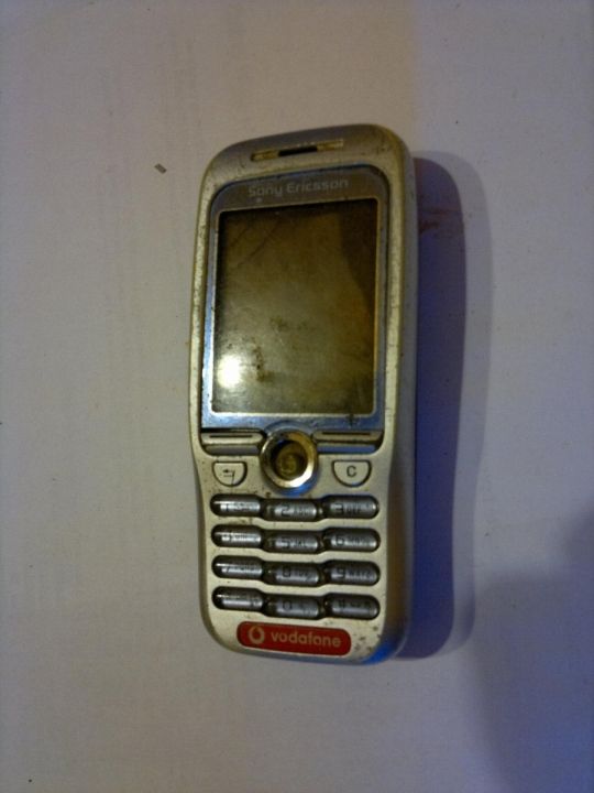 Sony ericsson f500 telefon eladó  törött kijelzős  !