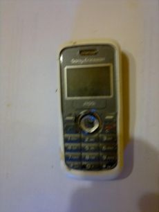 Sony ericsson j100 telefon eladó, nem tölt !