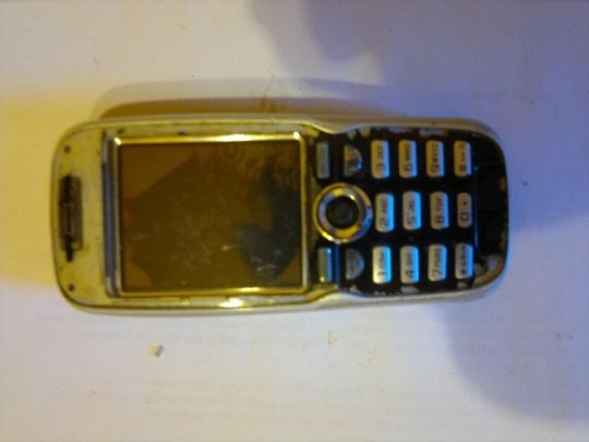 Sony ericsson k508  telefon eladó törött kijelzős   !