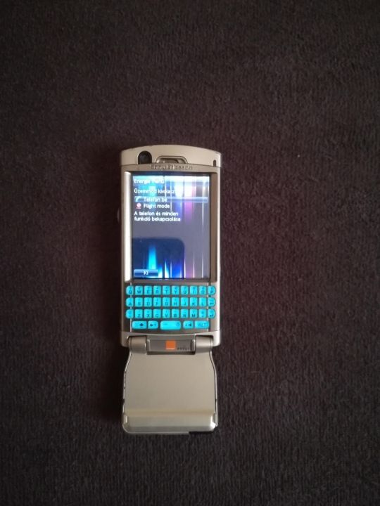 Sony Ericsson  p990 telefon  , telefonzáras a felső