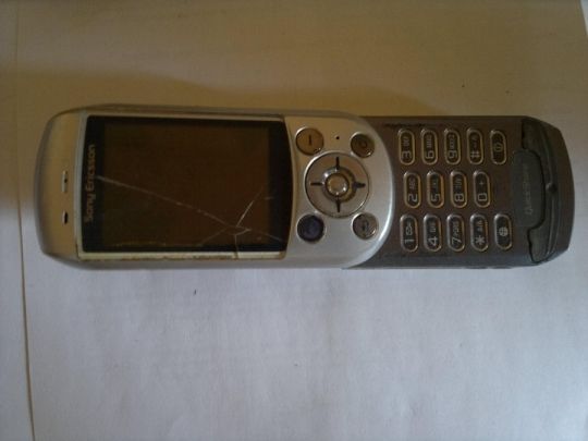 Sony ericsson s700  telefon eladó törött kijelzős  !