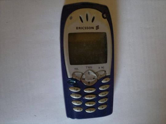 Sony ericsson t68  telefon eladó  hiányos és hibás  !