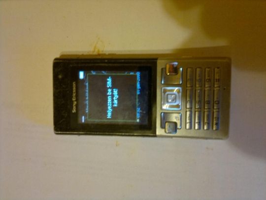 Sony ericsson  t700 telefon eladó nem tölt és a simet sem látja  !