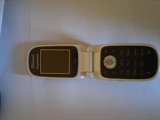 Sony ericsson z310  telefon eladó  jó és telenoros  !