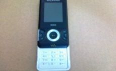 Sonyericsson W205 eladó működik és független előlapja sérült!