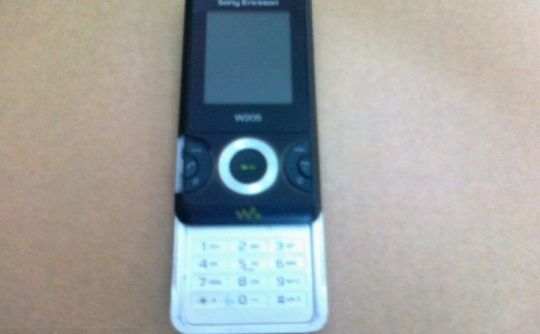 Sonyericsson W205 eladó működik és független előlapja sérült!