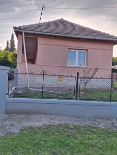 SÜRGŐSEN ELADÓ FORRÓN TALÁLHATÓ CSALÁDI HÁZ