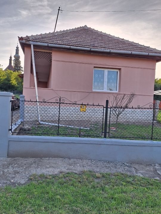 SÜRGŐSEN ELADÓ FORRÓN TALÁLHATÓ CSALÁDI HÁZ