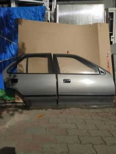 Suzuki Swift 1998 Sedan bontott ajtók.