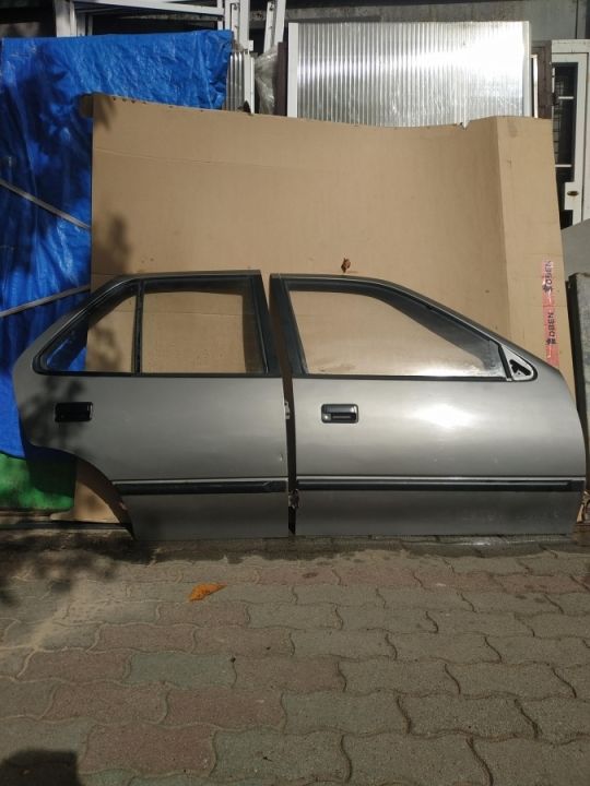 Suzuki Swift 1998 Sedan bontott ajtók.
