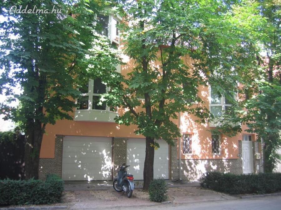 Szeged belvárosban kiadó 4 szobás bútorozatlan lakás. 