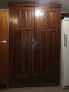 Szekrény ruháknak a régi időkből