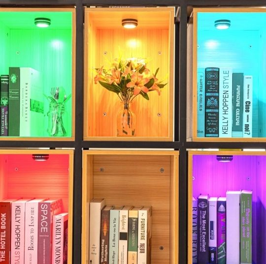 Szekrény világítás hangulatfény RGB LED izzó 2db távirányító