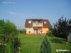 Szolnok mellett Tószegen 120 m2 4 szobás vízparti ház eladó