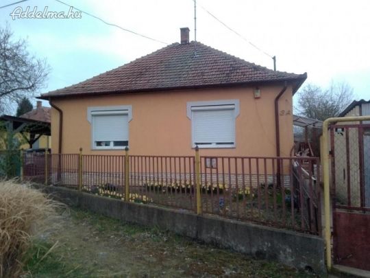 Szolnokon 2 szobás családi ház kiadó