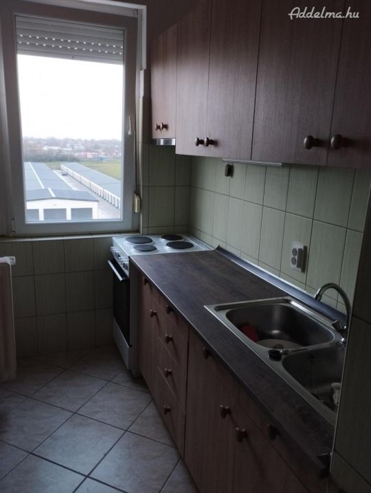 Szolnokon 2 szobás lakás kiadó.