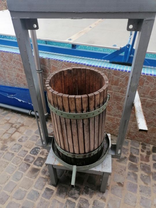 Szőlőprés olajemelős