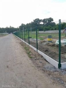 Táblás kerítés panel, oszlop, kapu, drótfonat, vadháló