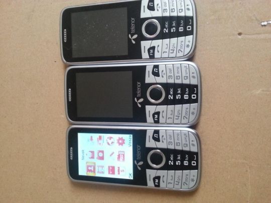 Telenor  telefon eladó , nincs réerő, törött kijelző ,