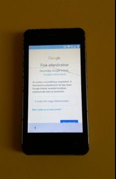 Telenor V97 mobil, plexi repedt, google fióknál nem enged