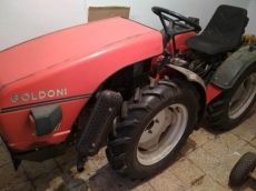 Traktor munkagépekkel, traktort szállító utánfutóval eladó