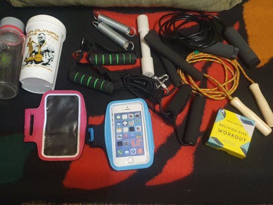 Ugrálókötél, kulacsok, függeszkedők, kézisúly, telefontartó
