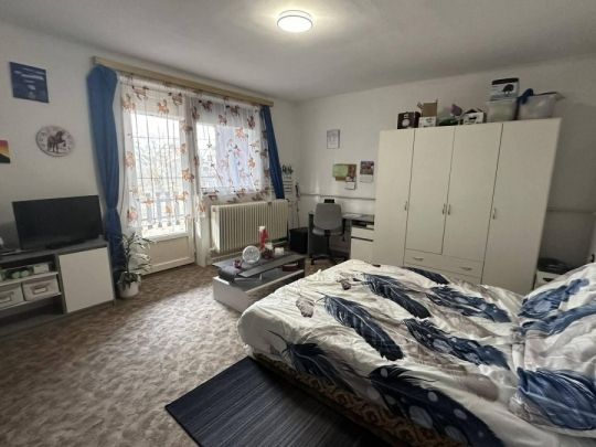 Vámosmikolán, kétszintes, kétgenerációs családi ház eladó.