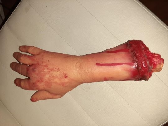Véres műkéz,horror kellék halloweenra
