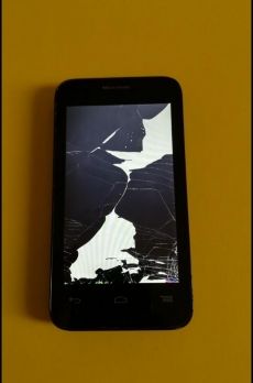 Vodafone 785 mobil, törött kijelzős, töltést veszi.