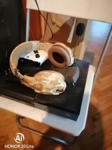 Xbox one + 2 kar + headset+ elemek toltővel