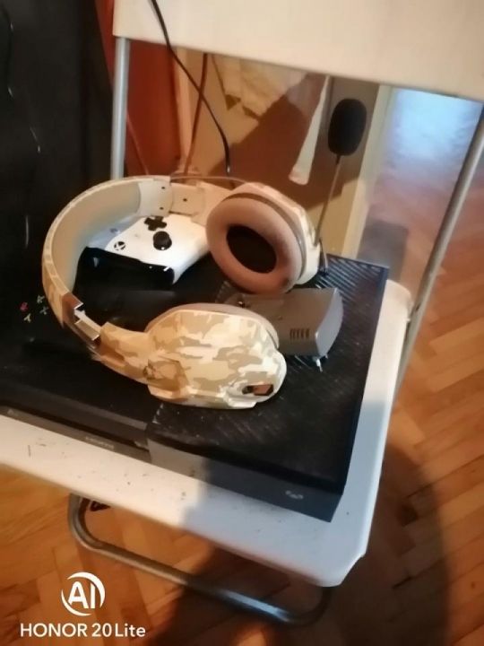 Xbox one + 2 kar + headset+ elemek toltővel