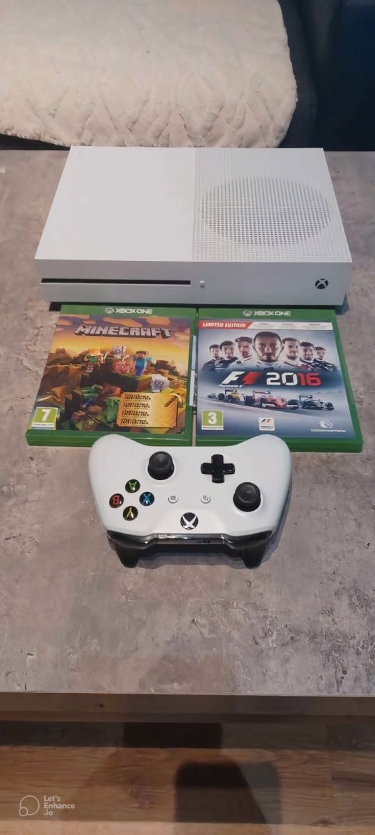 Xbox One S kontrollerrel, 2 lemezes játékkal
