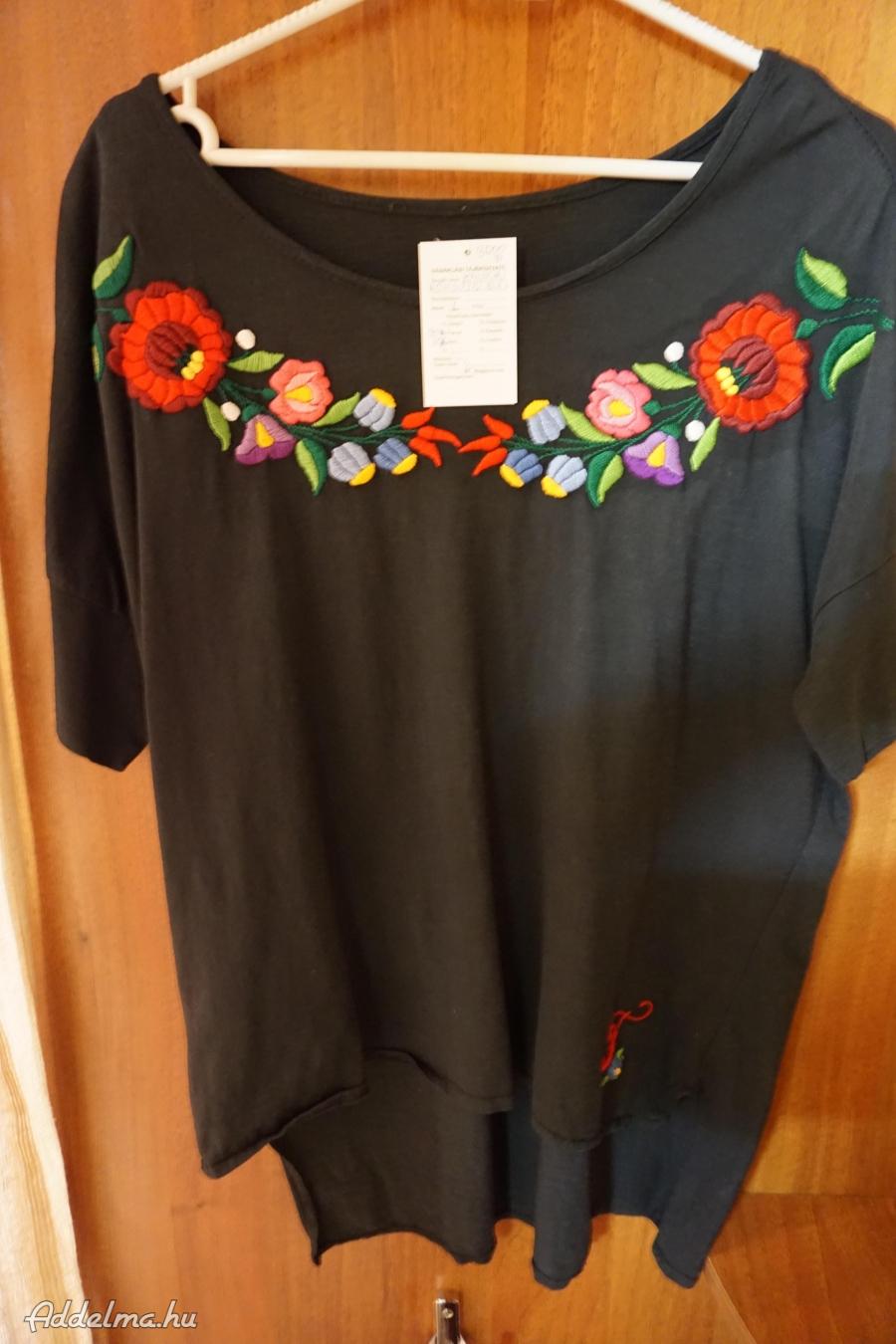 XL-es fekete női blúz színes kalocsai hímzéssel eladó