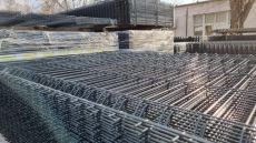 Zártszelvény drótfonat vadháló kerítés építés betonoszlop