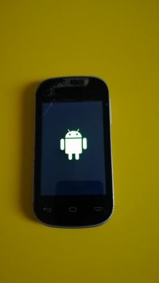 Zte v795 mobil, érintő hibás, felül sérült, telenor.